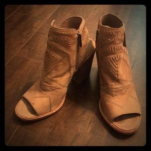 Vince Camuto adorable leather heel